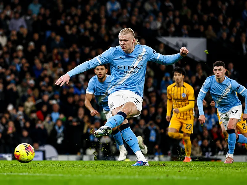 Ngay mùa đầu tại Manchester City, Haaland ghi 36 bàn ở Premier League và góp phần vào cú ăn ba lịch sử của đội bóng. bao nhieu tuoi tieu su su nghiep va nhung ky luc