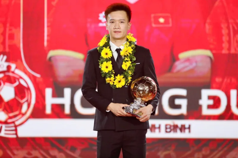 Quả bóng Vàng Việt Nam 2025 là lần thứ ba Hoàng Đức được vinh danh, tiếp tục khẳng định vị thế trong bóng đá Việt Nam.